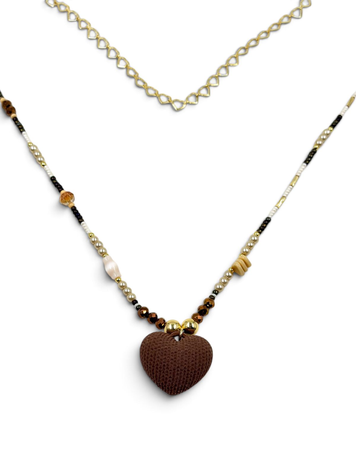 Collar de cuentas con detalles decorativos y dije de corazón.