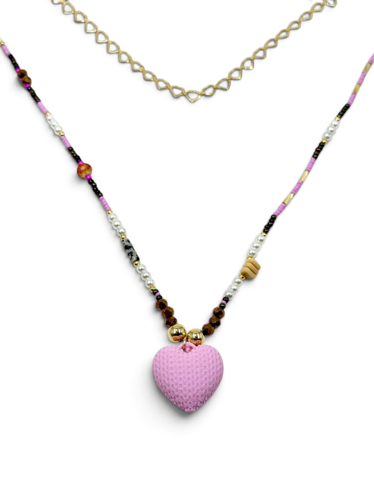 Collar de cuentas con detalles decorativos y dije de corazón.
