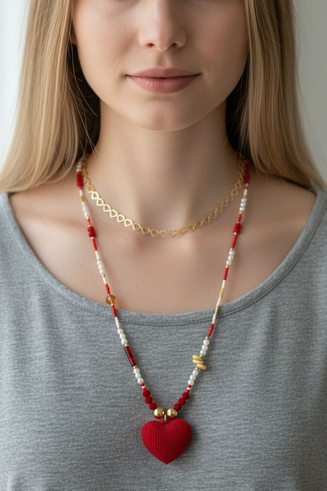Collar de cuentas con detalles decorativos y dije de corazón.