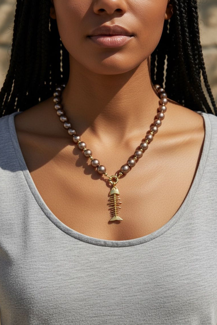 Collar chunky con dije de pez.