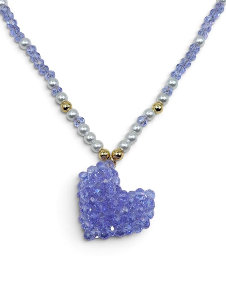 Collar artesanal con corazón de cristales facetados como dije central y detalles dorados.