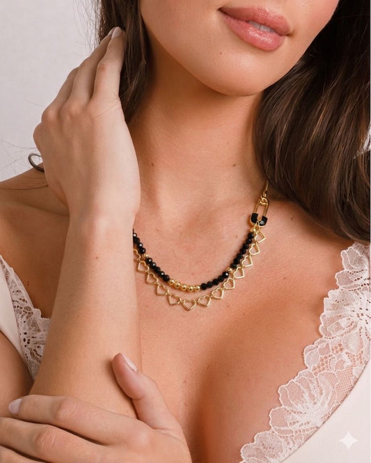 Collar Eslabón de Amor de dos piezas con cadena de corazones, cristales tipo dona, balines dorados y dije decorativo en forma de gancho.
