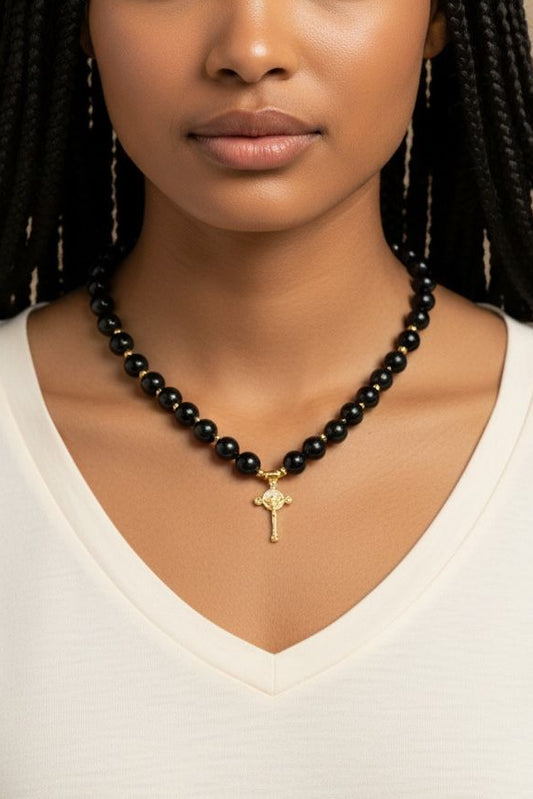 Collar Guadalupana Lux o Cruz con dije decorativo de diseño clásico y estilo elegante para mujer.