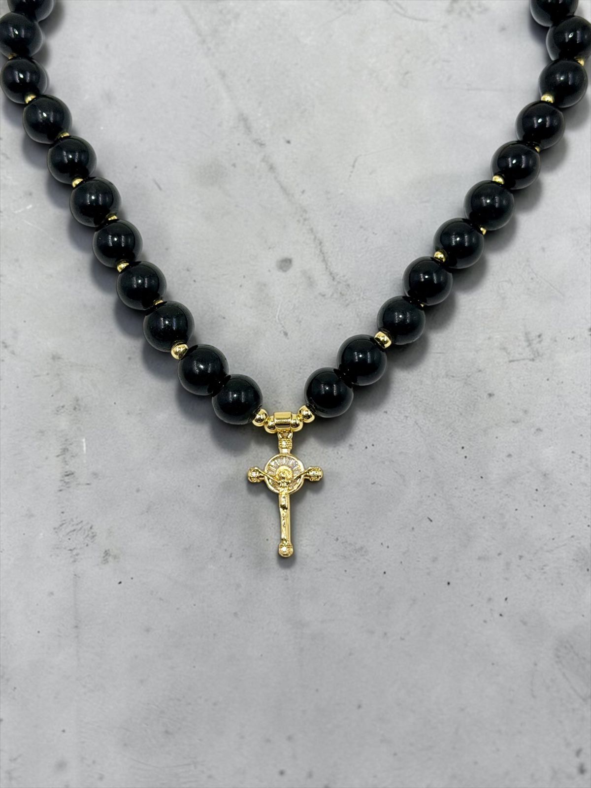Collar Guadalupana Lux o Cruz con dije decorativo de diseño clásico y estilo elegante para mujer.