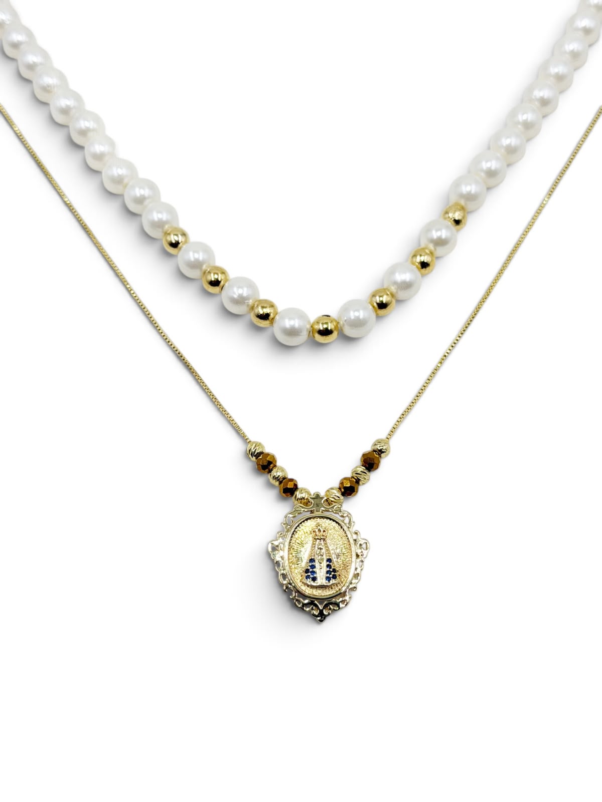 Collar de dos piezas con diseño en capas, medalla de la Virgen con detalles azules y gargantilla de estilo elegante.
