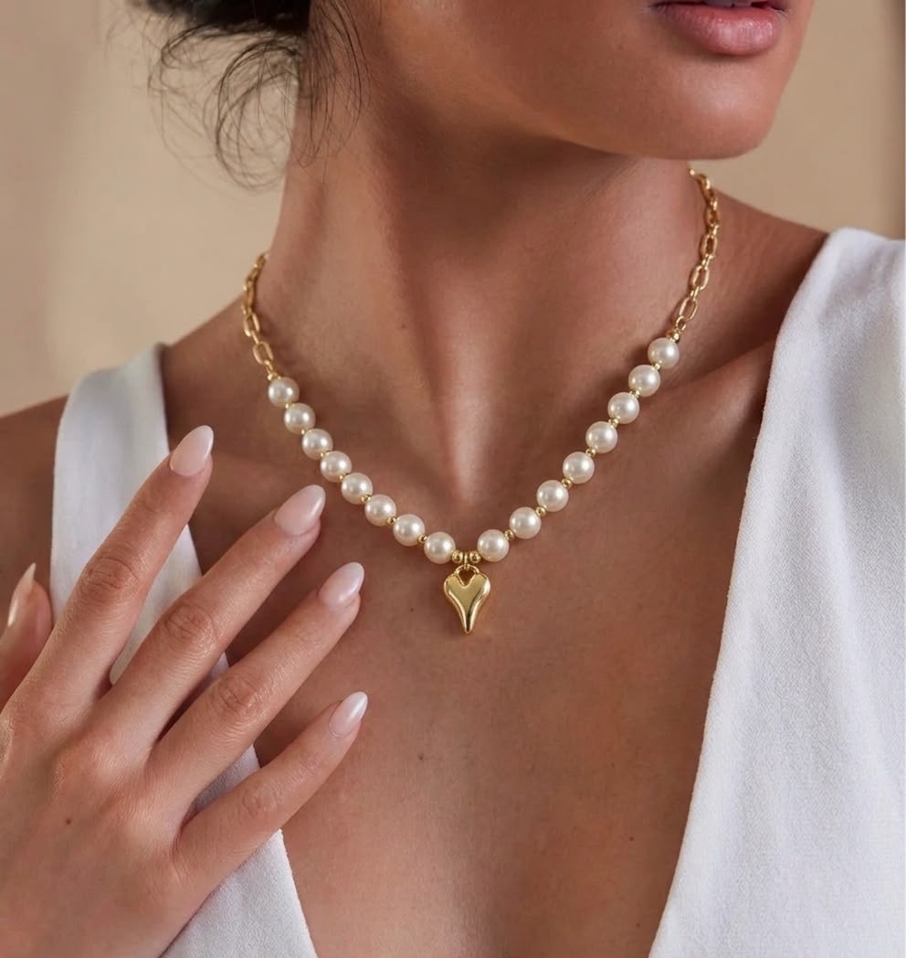 Collar Pearl Infinity Love con pequeñas pepas decorativas, separadores y dije de corazón para mujer.