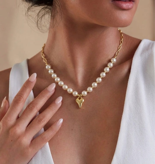 Collar Pearl Infinity Love con pequeñas pepas decorativas, separadores y dije de corazón para mujer.