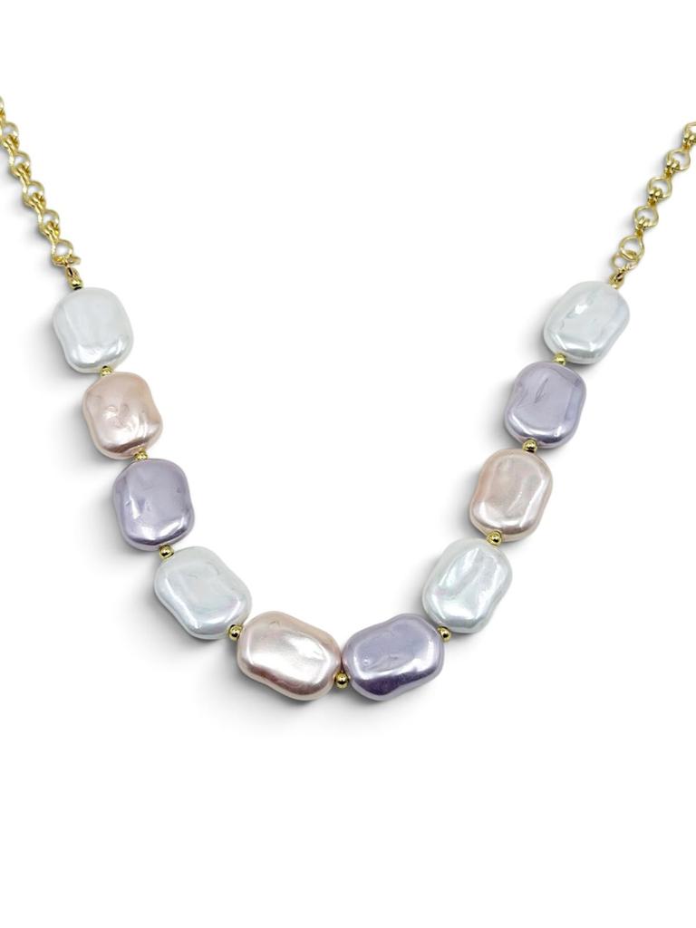 Collar Honeycomb Shell con piezas perladas en tonos blanco, rosa y lavanda y detalles dorados.