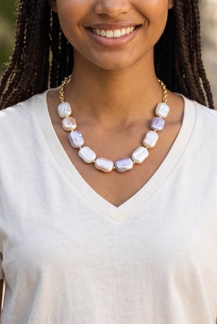 Collar Honeycomb Shell con piezas perladas en tonos blanco, rosa y lavanda y detalles dorados.