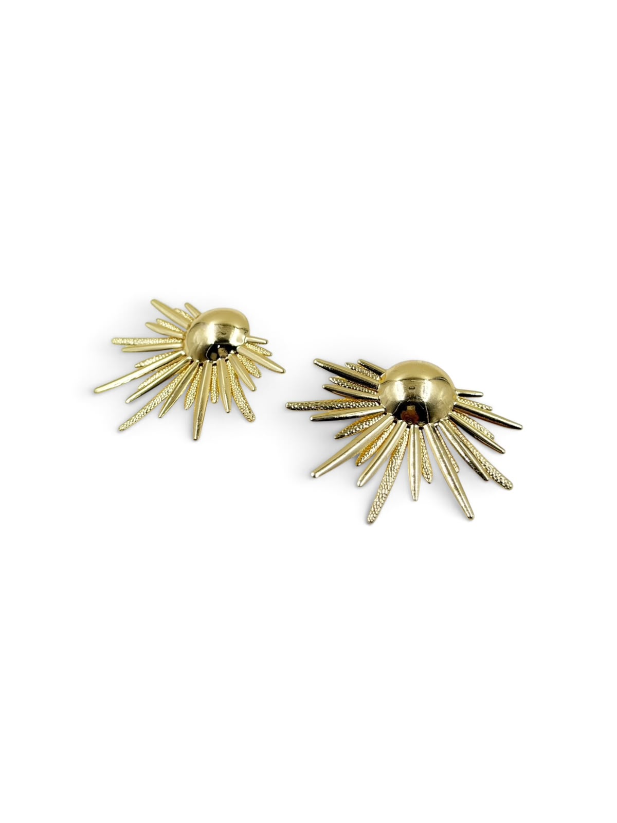 Aretes grandes de diseño llamativo para complementar looks femeninos y modernos.
