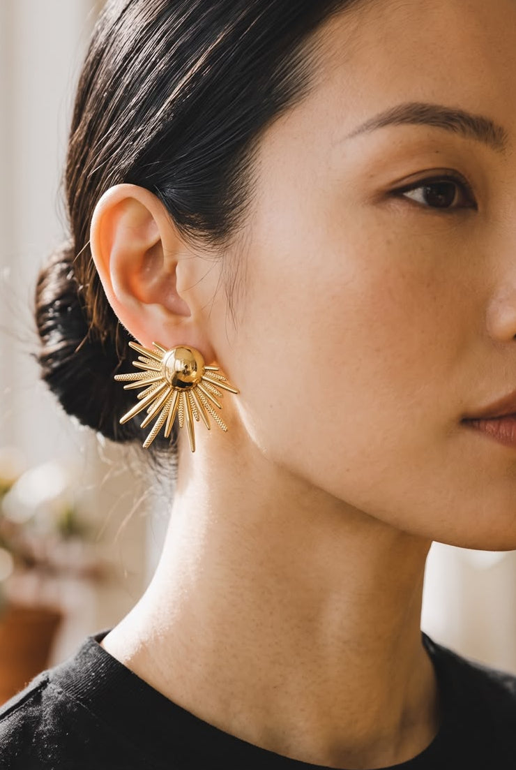 Aretes grandes de diseño llamativo para complementar looks femeninos y modernos.