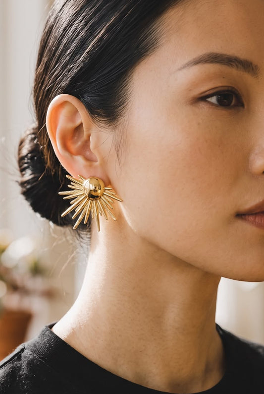 Aretes grandes de diseño llamativo para complementar looks femeninos y modernos.