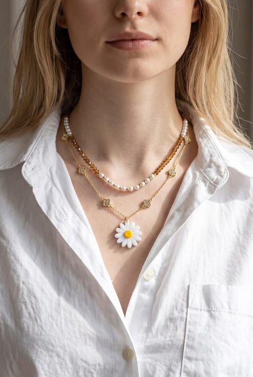 Dúo de collares con margarita, tréboles decorados con cristales y cuentas facetadas