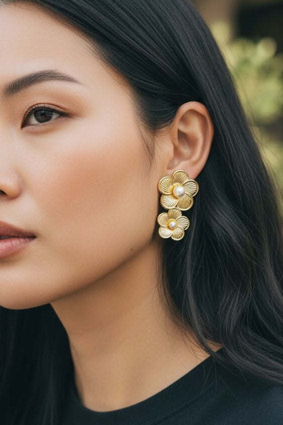 Aretes grandes de diseño llamativo para complementar looks femeninos y modernos.