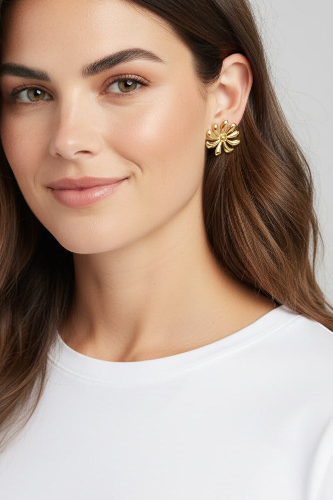 Aretes grandes de diseño llamativo para complementar looks femeninos y modernos.