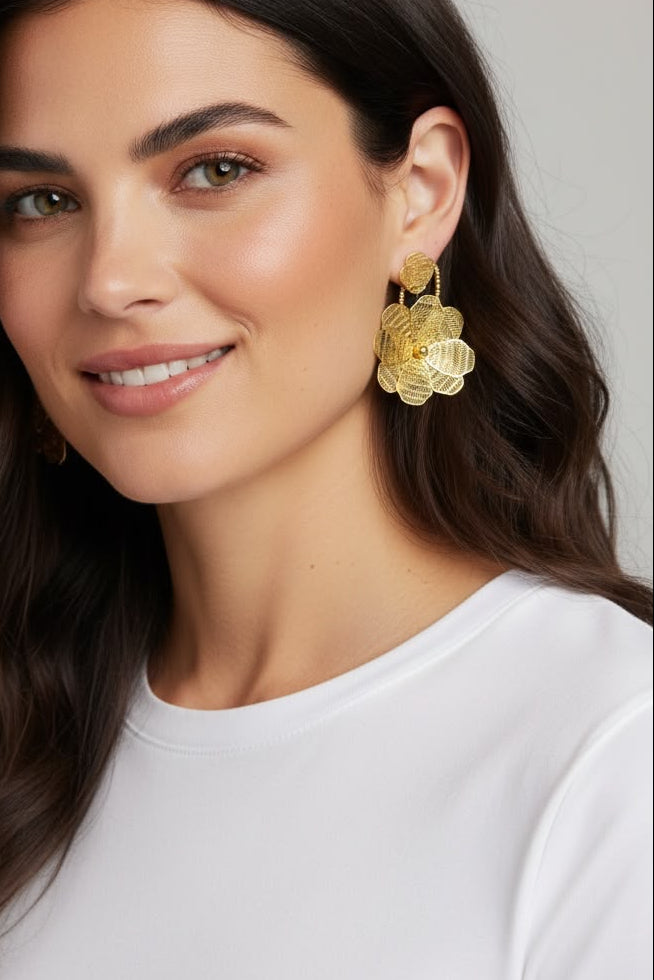 Aretes grandes de diseño llamativo para complementar looks femeninos y modernos.