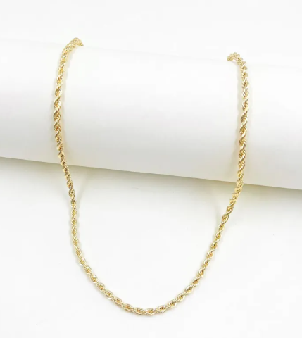 Cadena Trenzada Gold con diseño de eslabones entrelazados y acabado dorado brillante para mujer.