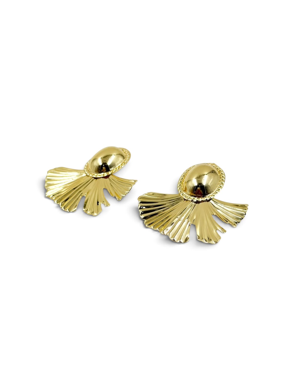 Aretes grandes de diseño llamativo para complementar looks femeninos y modernos.