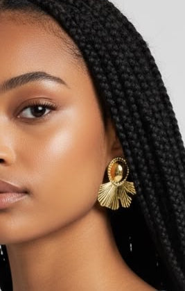 Aretes grandes de diseño llamativo para complementar looks femeninos y modernos.