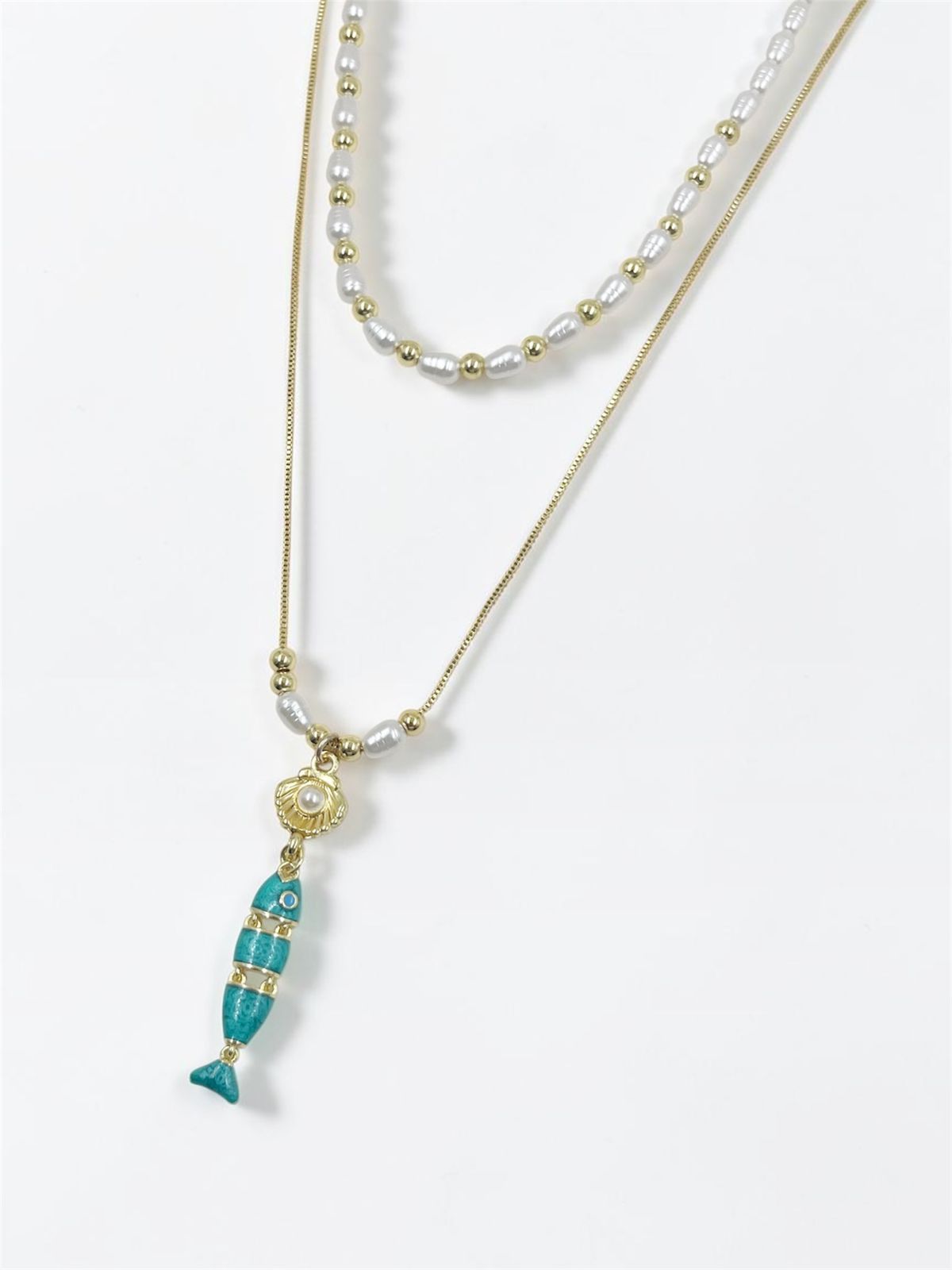 Collar Koi Perlado Gold de doble capa con perlas ovaladas, pez articulado y concha con perla incrustada.