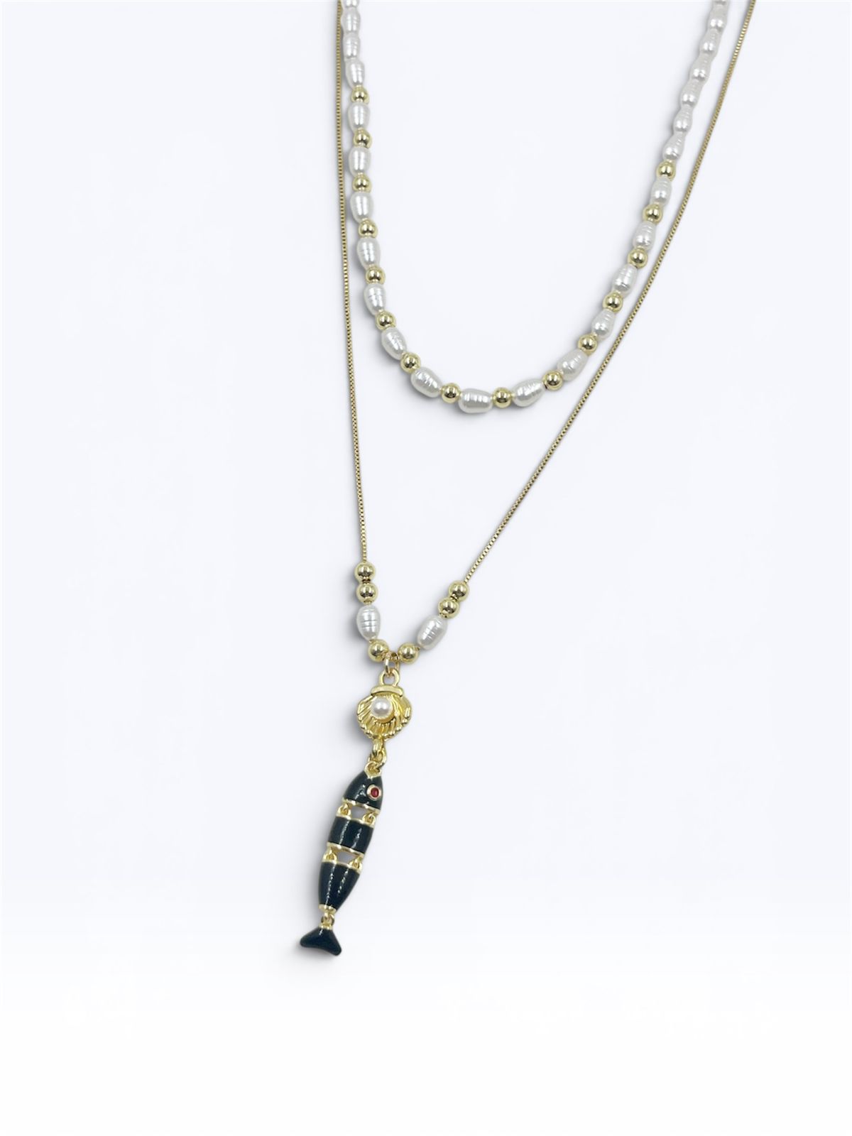 Collar Koi Perlado Gold de doble capa con perlas ovaladas, pez articulado y concha con perla incrustada.