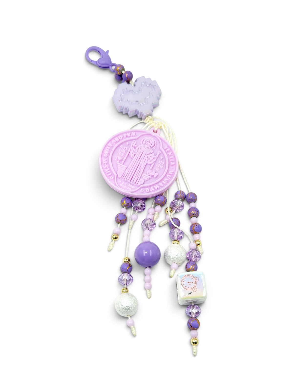Llavero de cuentas con corazón pixelado y medalla decorativa en relieve.