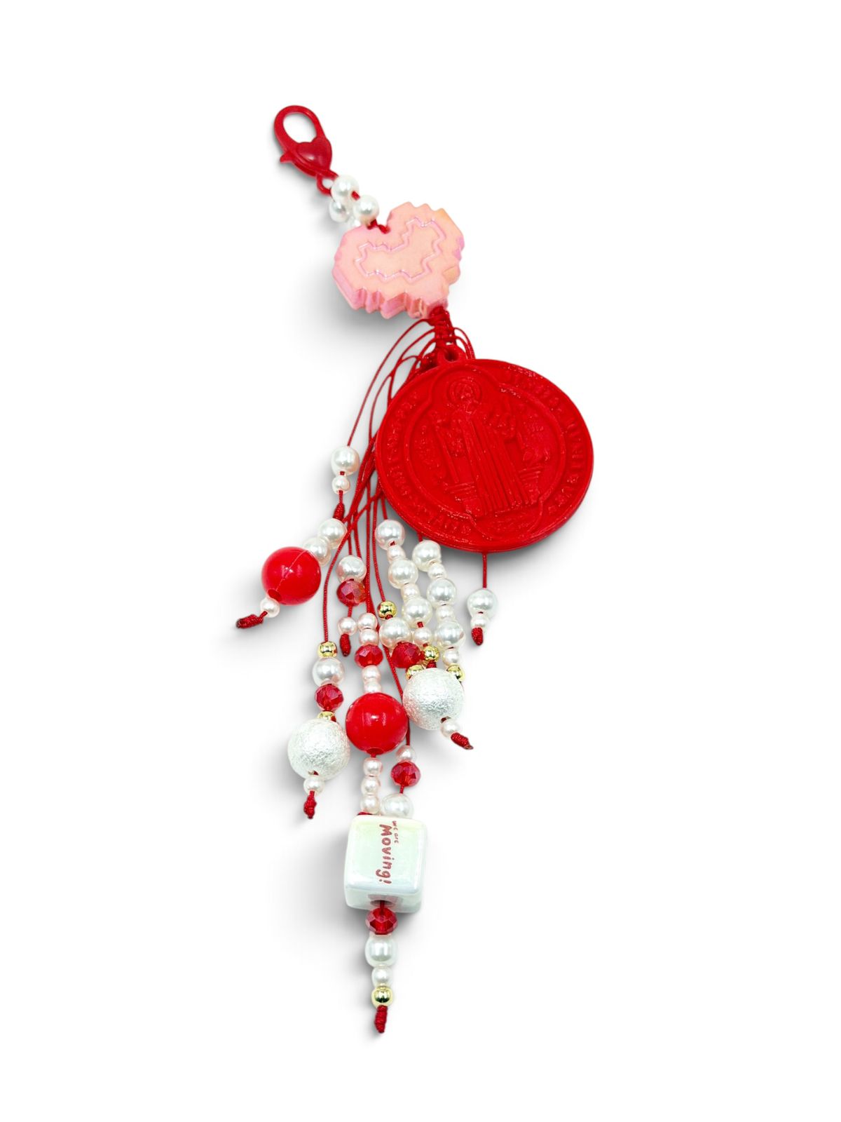 Llavero de cuentas con corazón pixelado y medalla decorativa en relieve.