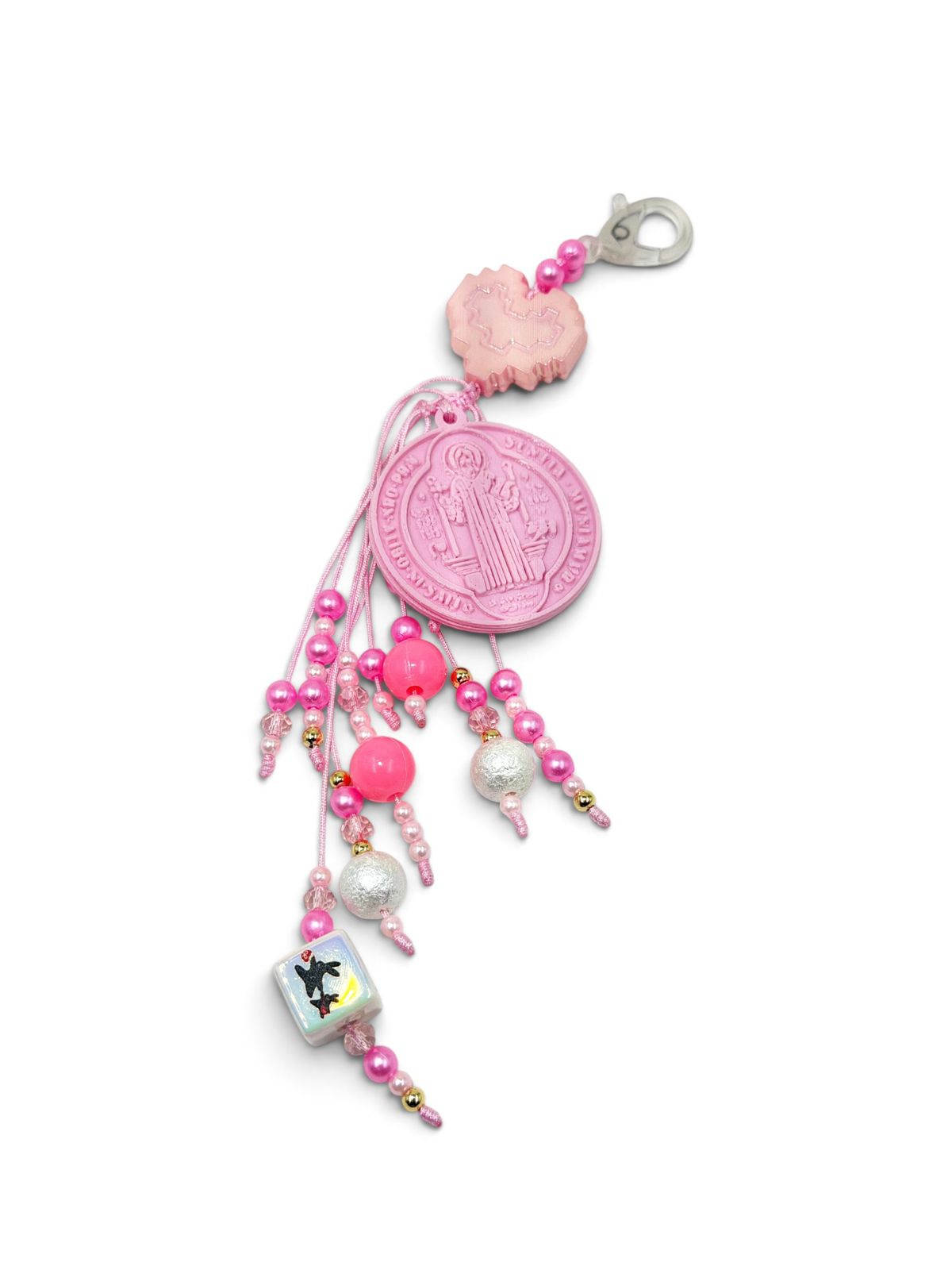 Llavero de cuentas con corazón pixelado y medalla decorativa en relieve.