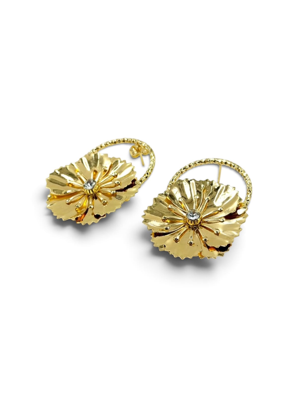 Aretes grandes de diseño llamativo para complementar looks femeninos y modernos.