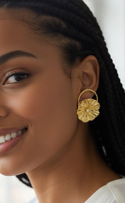 Aretes grandes de diseño llamativo para complementar looks femeninos y modernos.