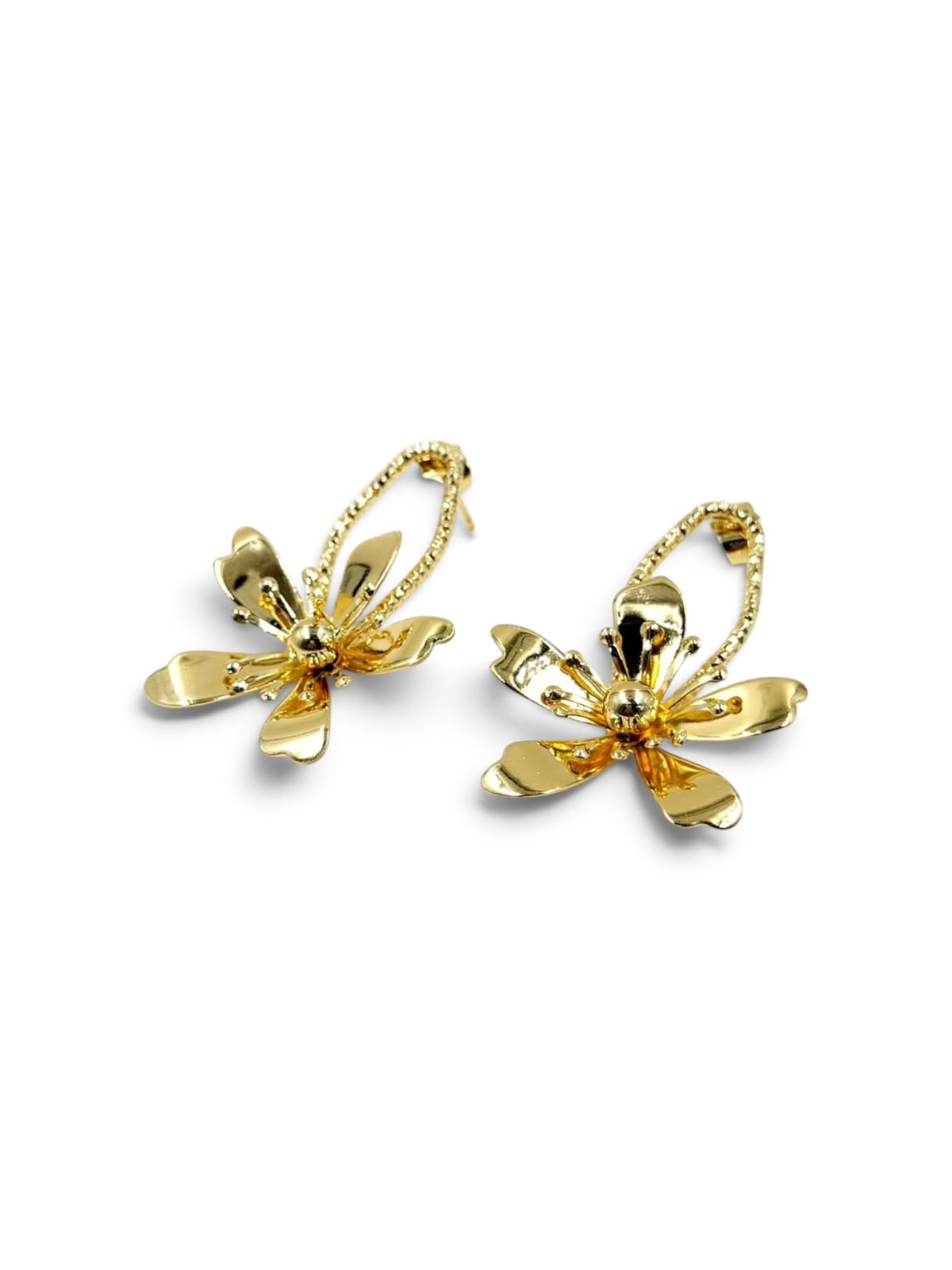 Aretes grandes de diseño llamativo para complementar looks femeninos y modernos.