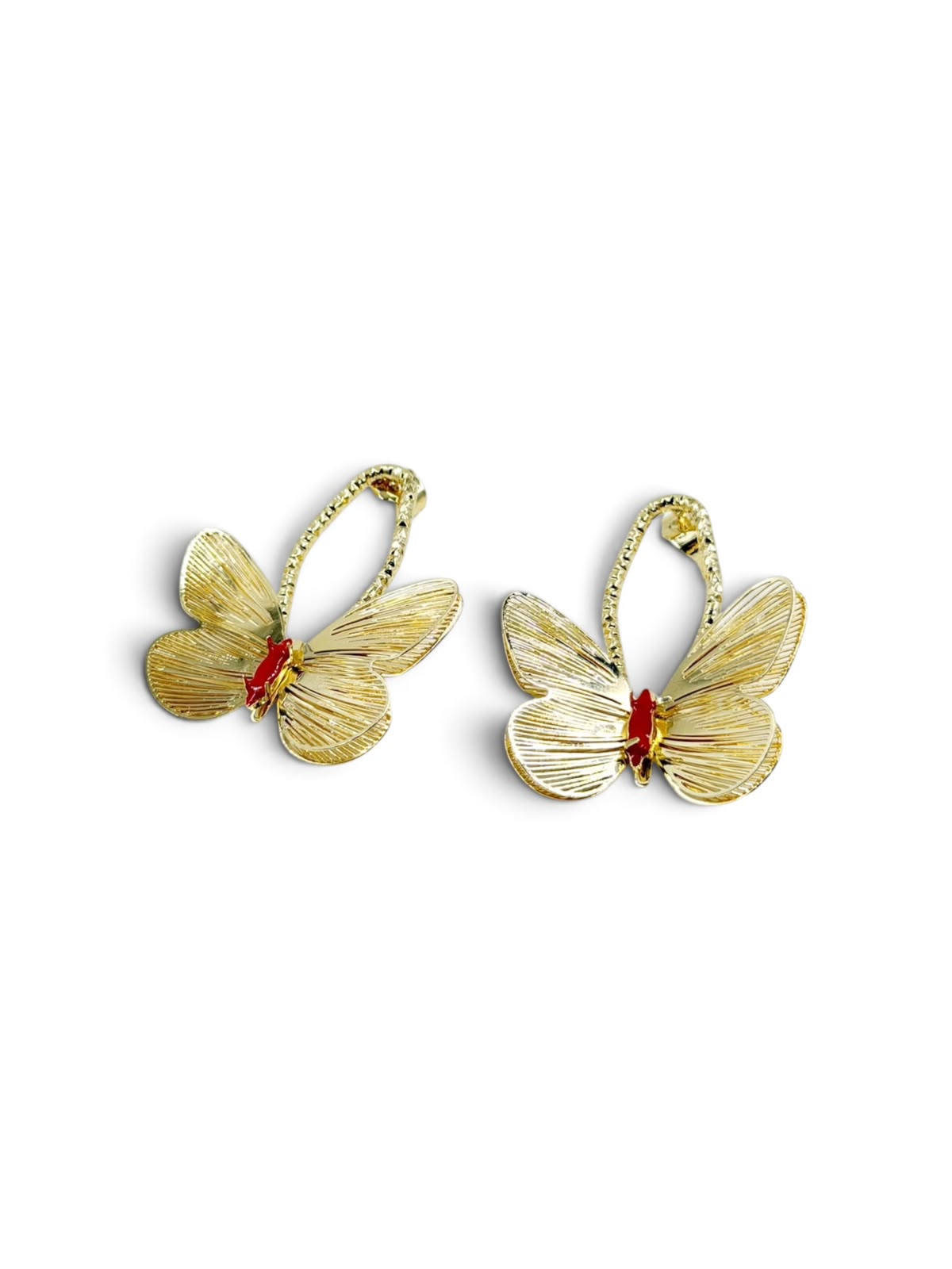 Aretes grandes de diseño llamativo para complementar looks femeninos y modernos.