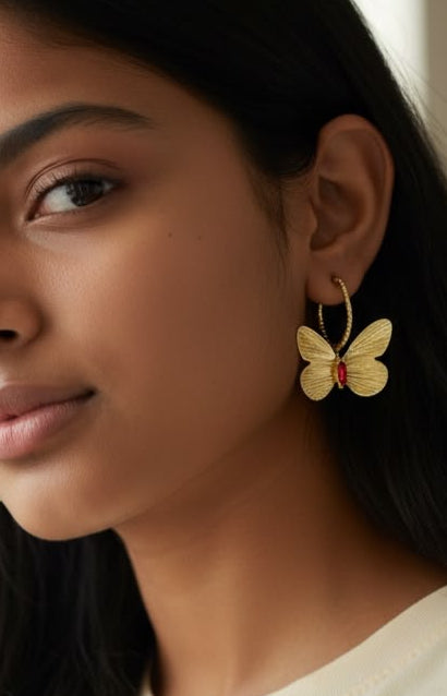 Aretes grandes de diseño llamativo para complementar looks femeninos y modernos.