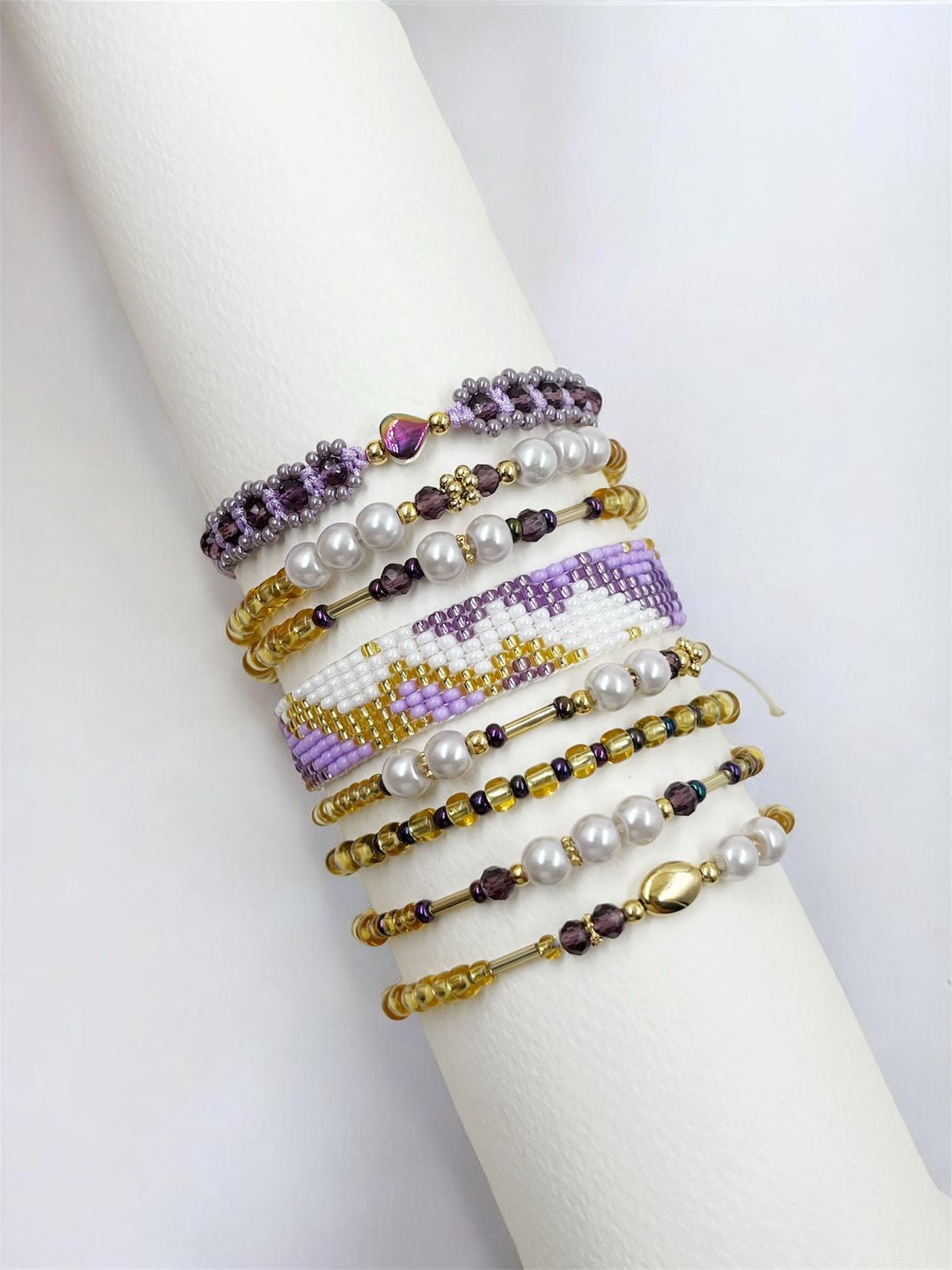 Maxipulsera Amatist de múltiples vueltas con detalles tejidos, cuentas decorativas y diseño elegante para mujer.