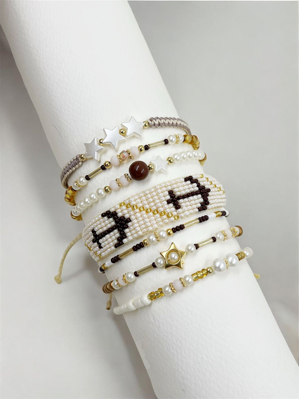 Maxipulsera Ancla Dúos con diseño multicapa, detalles de anclas, estrellas y tejido artesanal para mujer.