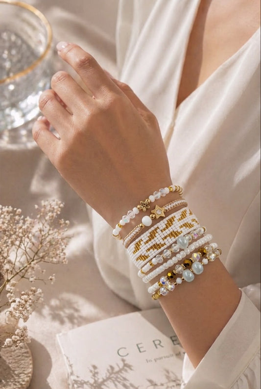 Maxipulsera blanca con detalles dorados y diseño elegante.