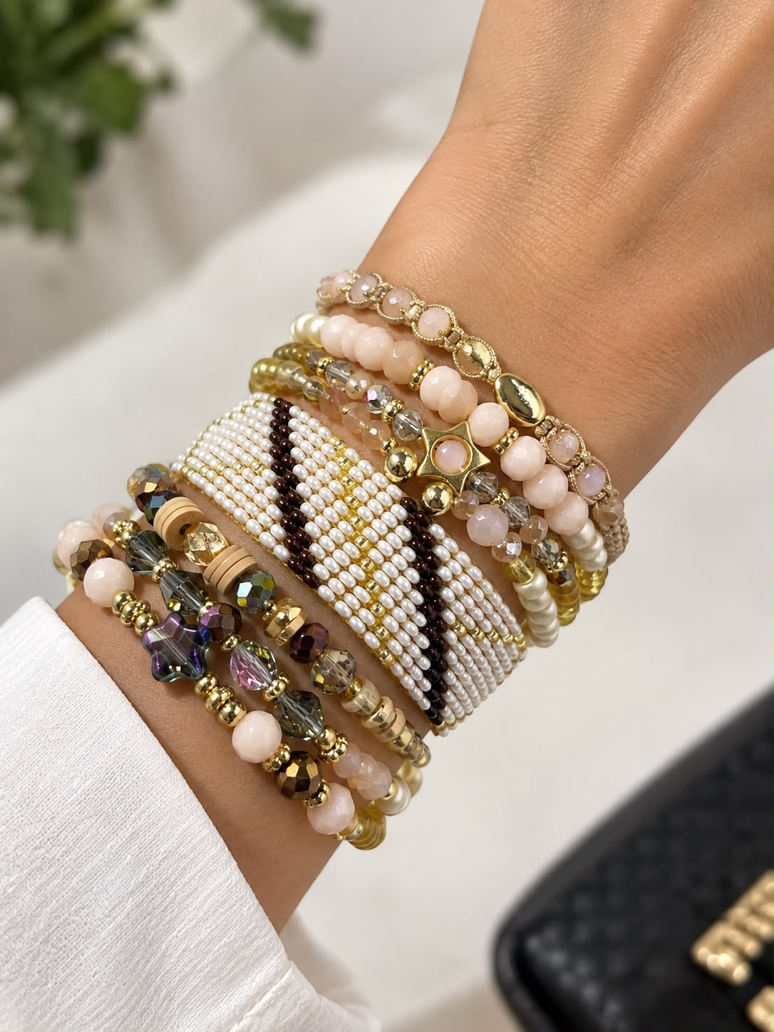 Maxipulsera de 8 vueltas con banda central tejida, cuentas facetadas, esferas de diferentes tamaños, estrella central y diseño en capas.