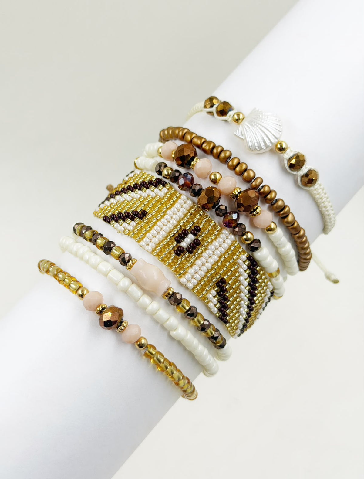 Maxipulsera de 8 vueltas inspirada en el mar, con tejido central abstracto de formas geométricas y detalles decorativos.
