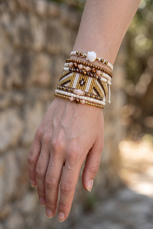 Maxipulsera de 8 vueltas inspirada en el mar, con tejido central abstracto de formas geométricas y detalles decorativos.