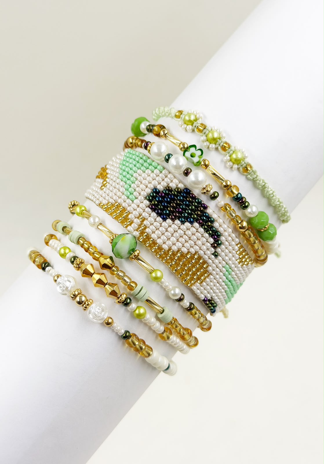 Maxipulsera Equilibrio Floral de 8 vueltas con tejido central de formas orgánicas que evocan gotas y detalles decorativos.