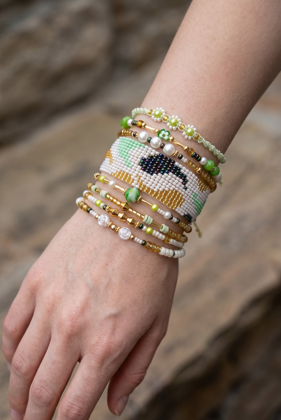 Maxipulsera Equilibrio Floral de 8 vueltas con tejido central de formas orgánicas que evocan gotas y detalles decorativos.