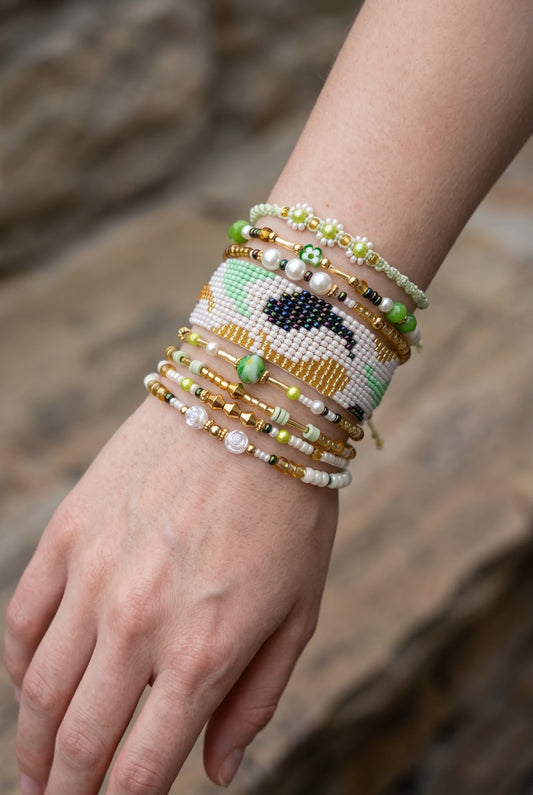 Maxipulsera Equilibrio Floral de 8 vueltas con tejido central de formas orgánicas que evocan gotas y detalles decorativos.
