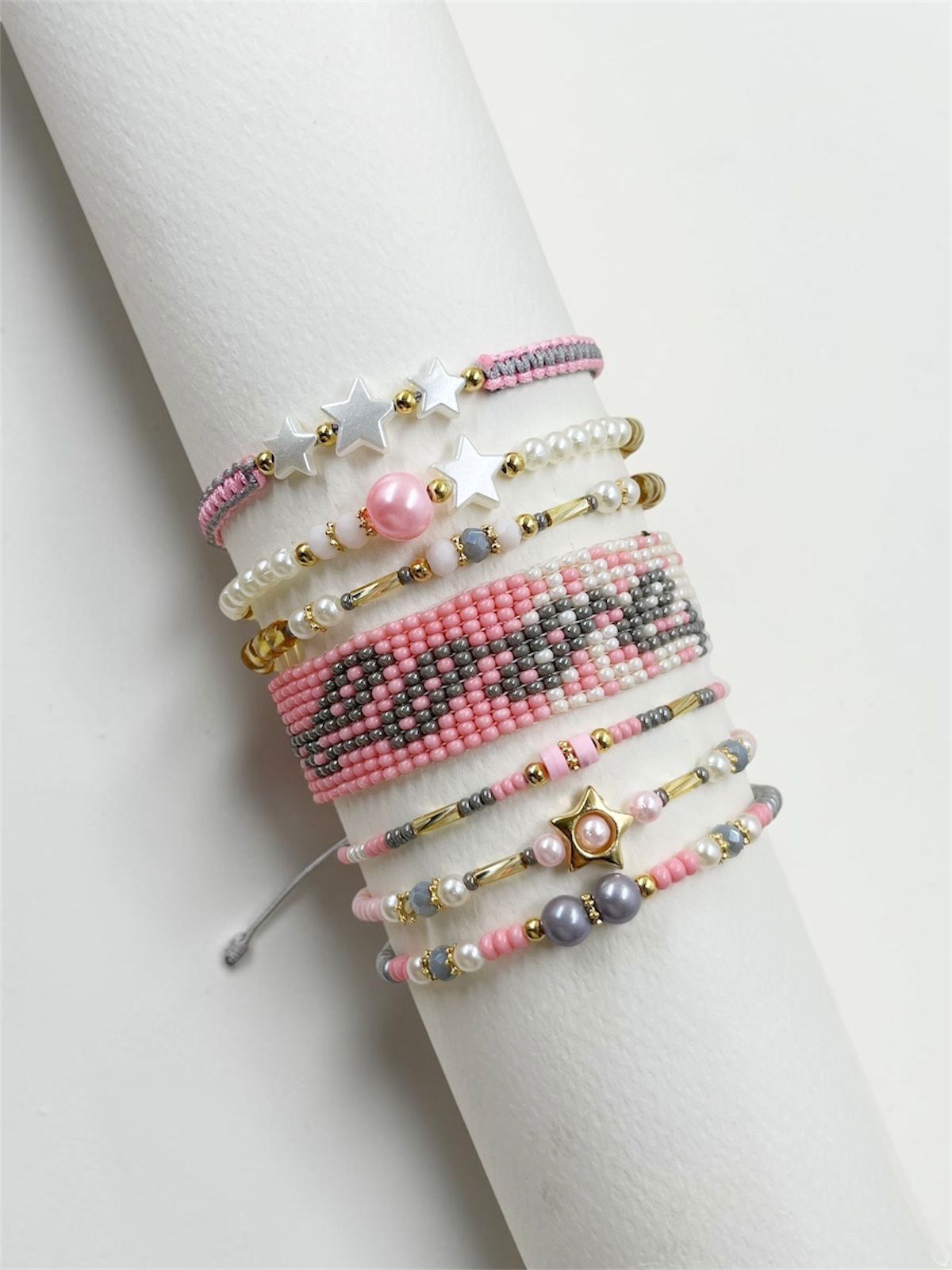 Maxipulsera Grey Love de múltiples vueltas con detalles de corazones, estrellas y tejido decorativo para mujer.