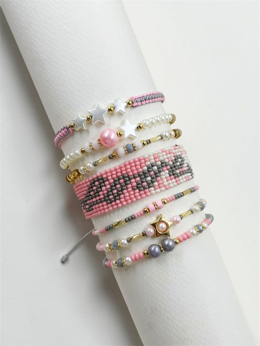 Maxipulsera Grey Love de múltiples vueltas con detalles de corazones, estrellas y tejido decorativo para mujer.