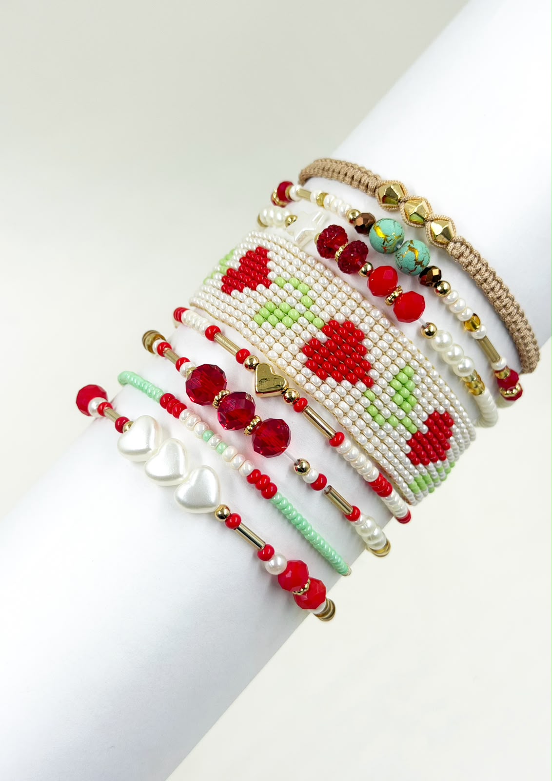 Maxipulsera de 8 vueltas con tejido central de cerezas en forma de corazón, cuentas facetadas, esferas y detalles decorativos.