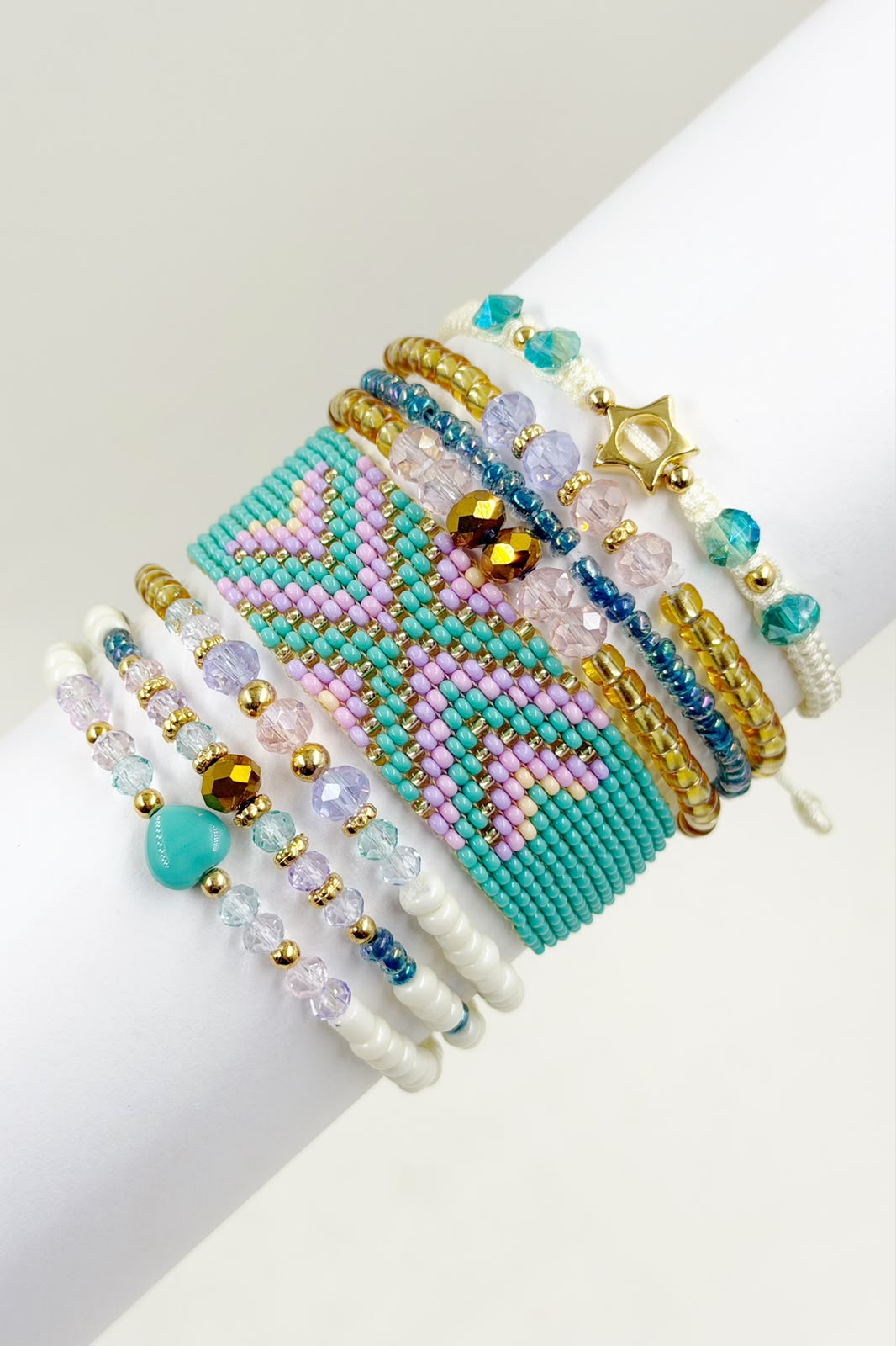 Maxipulsera artesanal turquesa con cuentas lilas, blancas y doradas