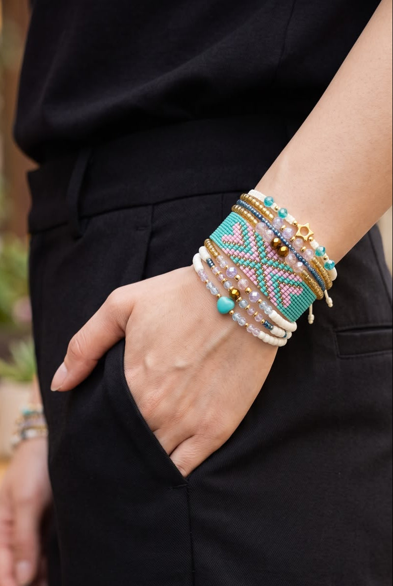 Maxipulsera artesanal turquesa con cuentas lilas, blancas y doradas