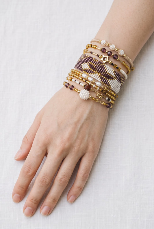 Maxipulsera Ilusión Simétrica de 8 vueltas con detalles artesanales, estrella calada, corazón, esferas perladas y diseño ajustable.