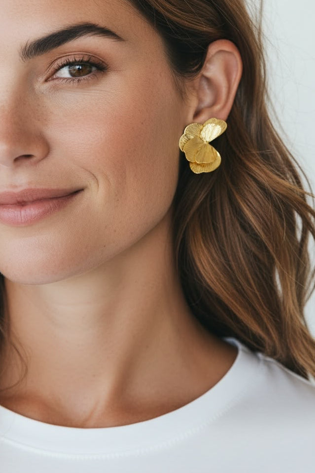 Aretes grandes de diseño llamativo para complementar looks femeninos y modernos.