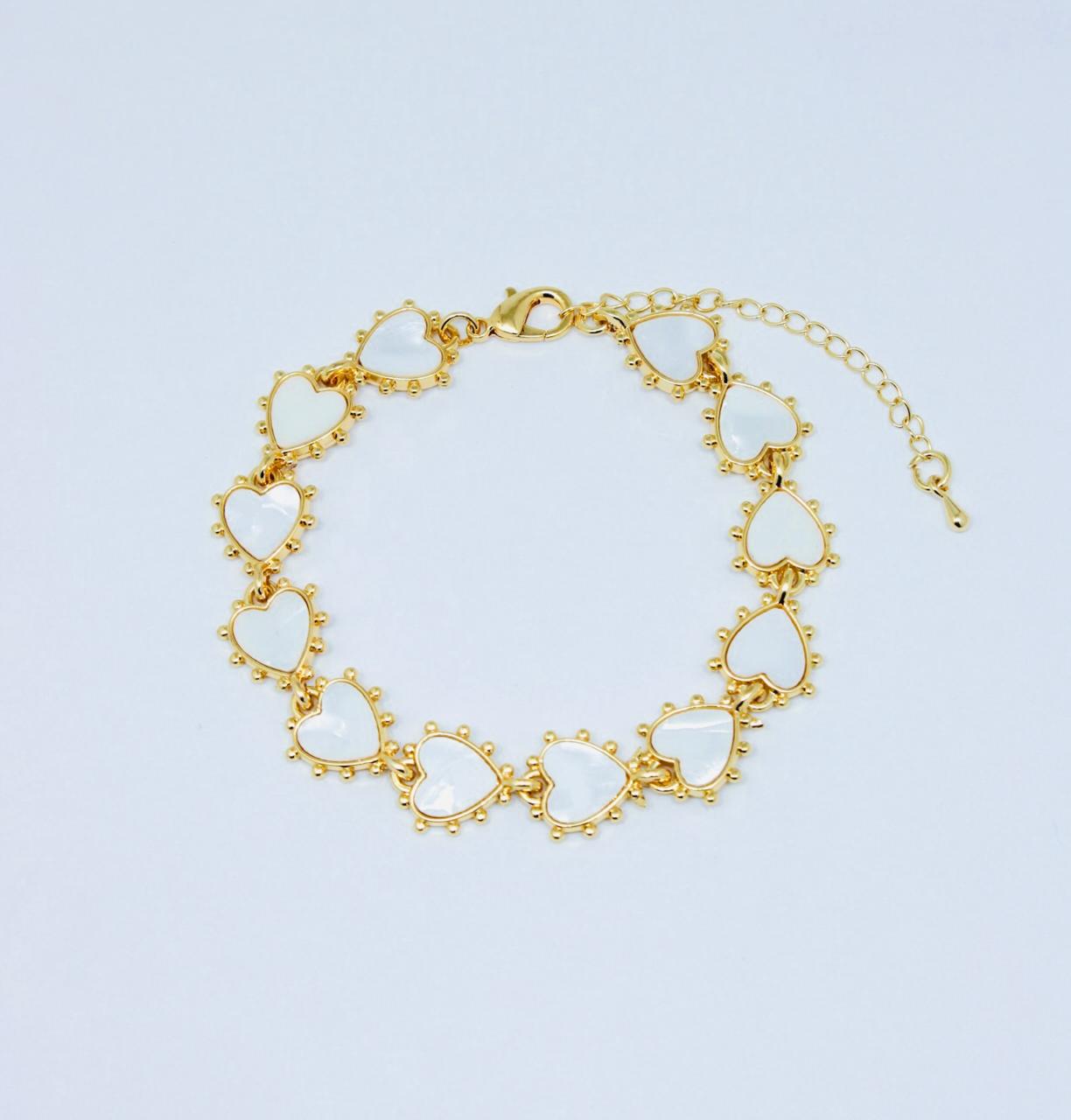 Pulsera Corazones  con corazones dorados enlazados, cadena en cover gold rodinado y broche ajustable.